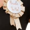 Deluxe Glitter Bride To Be Rosette -Feestkleding Winkel 600x800 2344